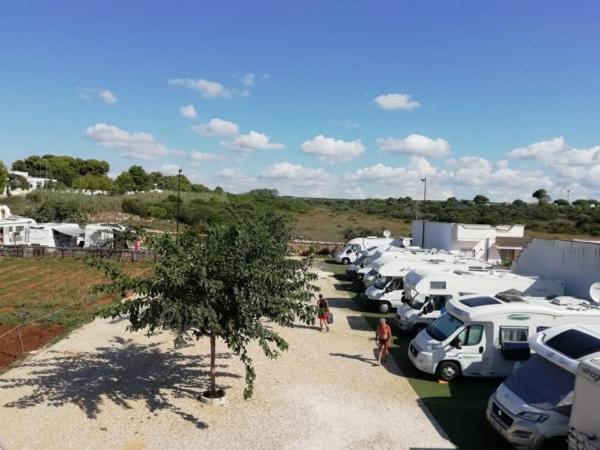 Sosta Camper La Specchia Hotel San Pietro in Bevagna Bagian luar foto