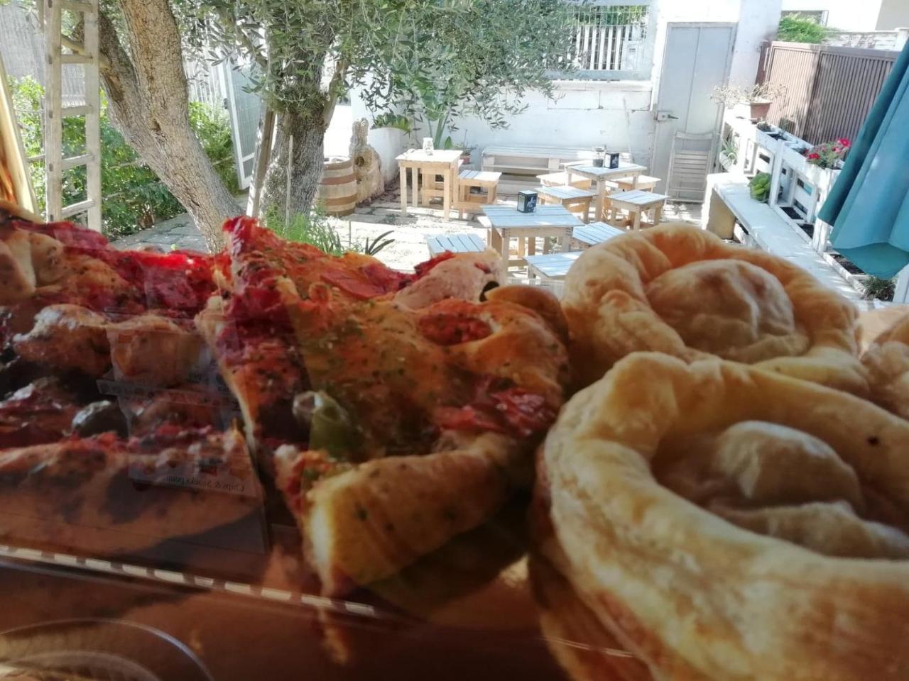 Sosta Camper La Specchia Hotel San Pietro in Bevagna Bagian luar foto